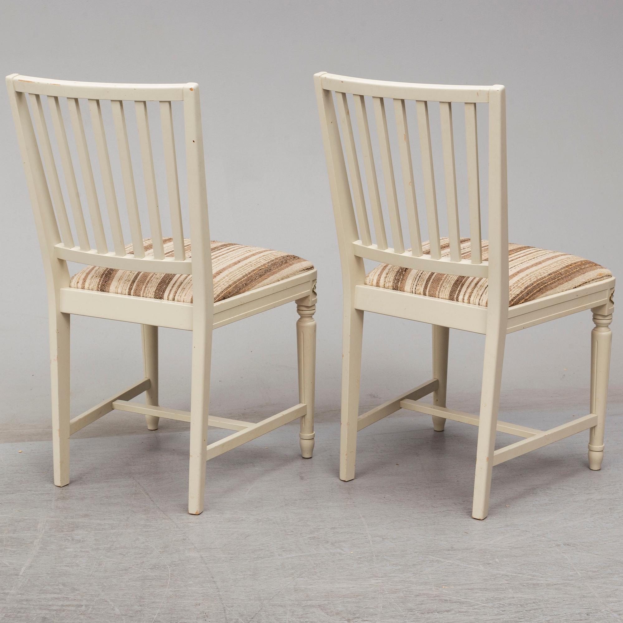 A dining table and 4 chairs, second half of the 20th century. 2 leaves included.