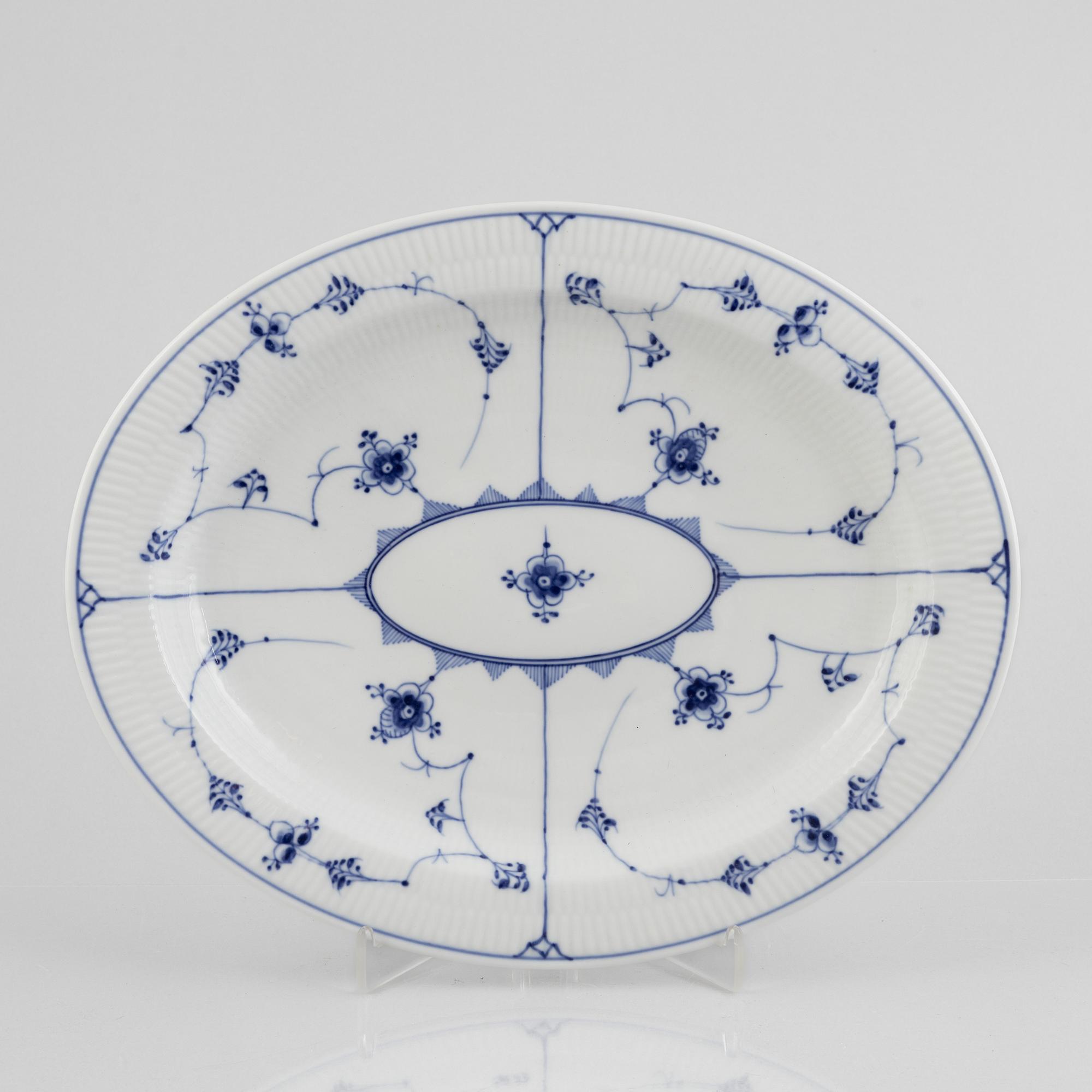 Four porcelain serving dishes and a fish platter, half-lace "Musselmalet", Royal Copenhagen, Denmark, 1894-1923.