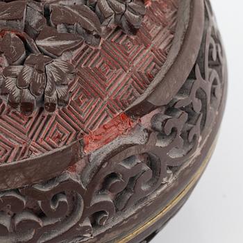 Urnor med lock, ett par, bokstöd, ett par samt vas och skål, lack, Kina, 1900-talets senare del.
