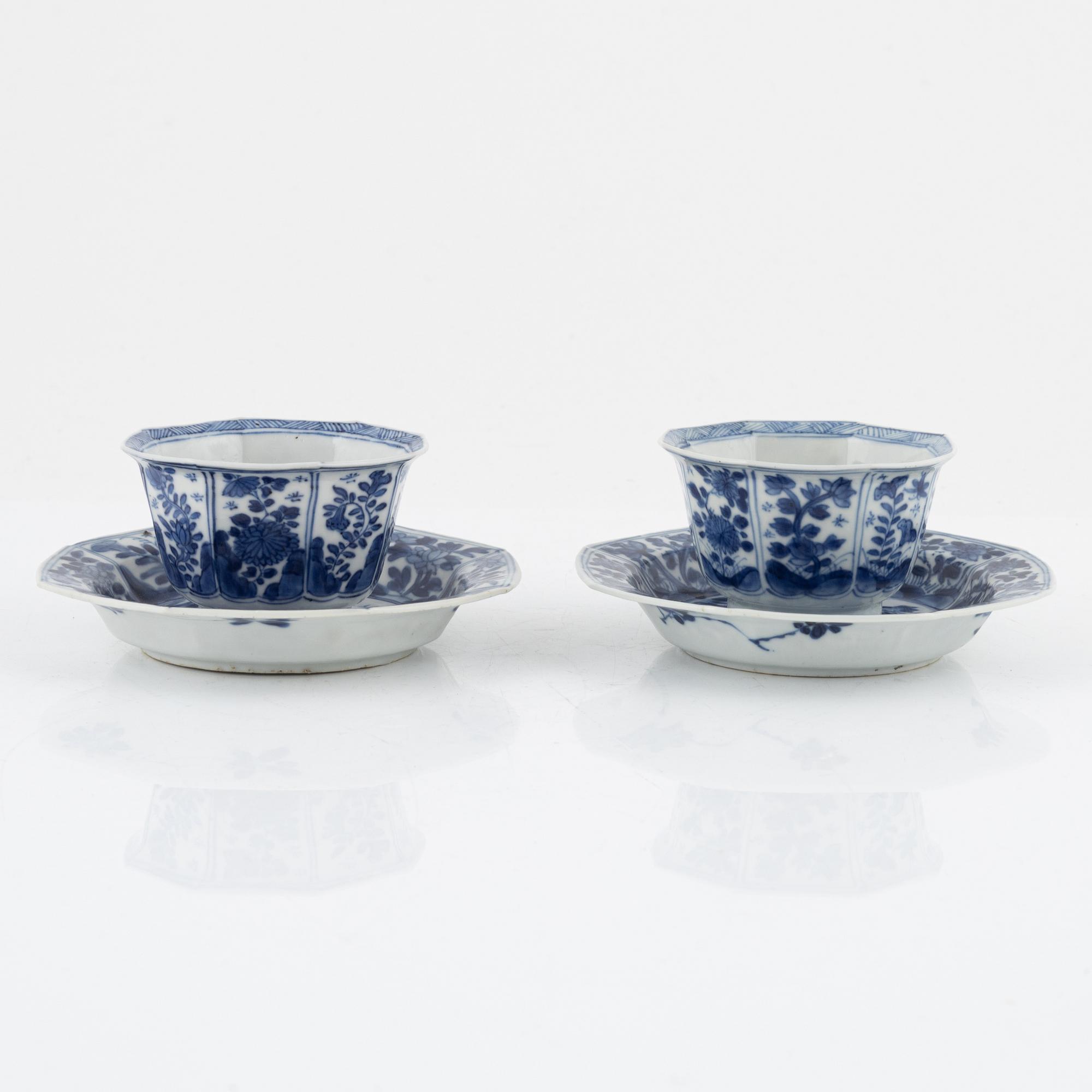 Koppar med fat, ett par, porslin, Kina, Qingdynastin, Kangxi (1662-1723).