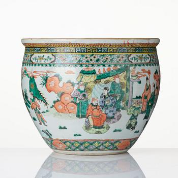 A large famille verte fish basin, Qing dynasty, 19th century.