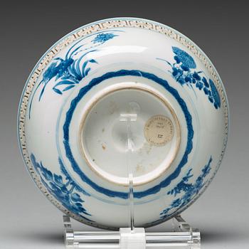 A blue and white bowl, Qing dynasty, Kangxi (1662-1722).