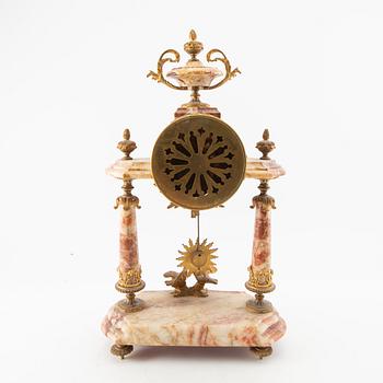 Bordspendyl Louis XVI-stil 1900-talets första hälft.