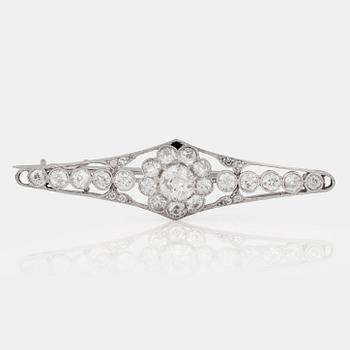 1160. An Edwardian old-cut diamond brooch.