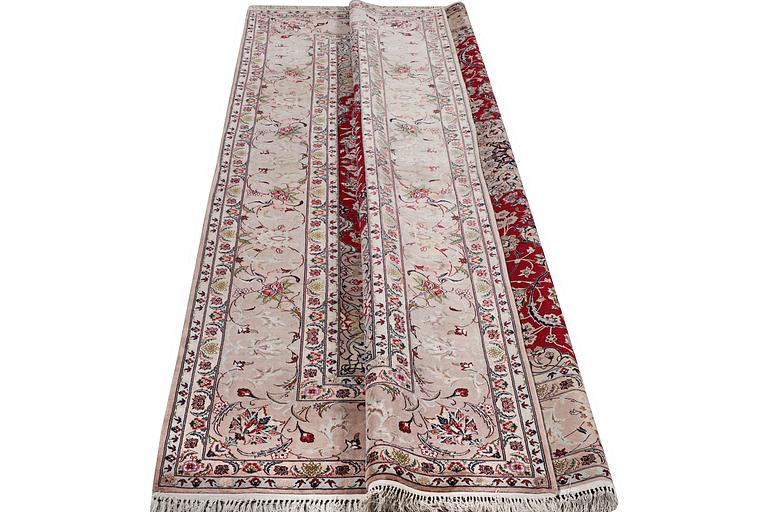 A carpet, Esfahan, part wilk, c. 298 x 206 cm.