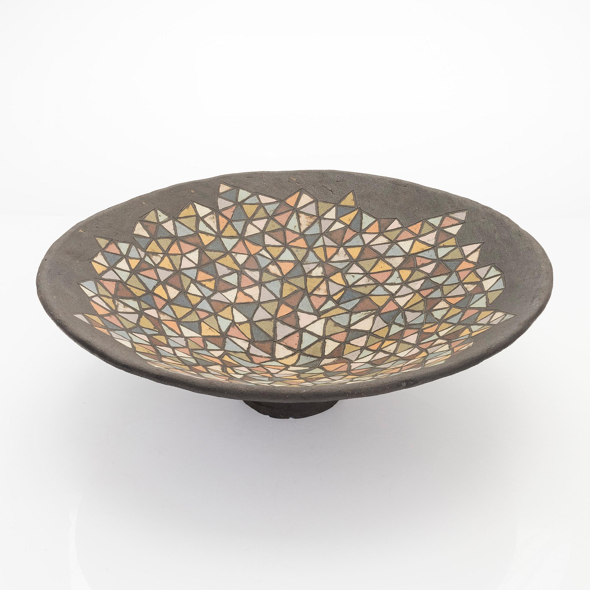 Inkeri Leivo, skål, "En bit av harlekinskjortan", keramik, signerad Inkeri Leivo.