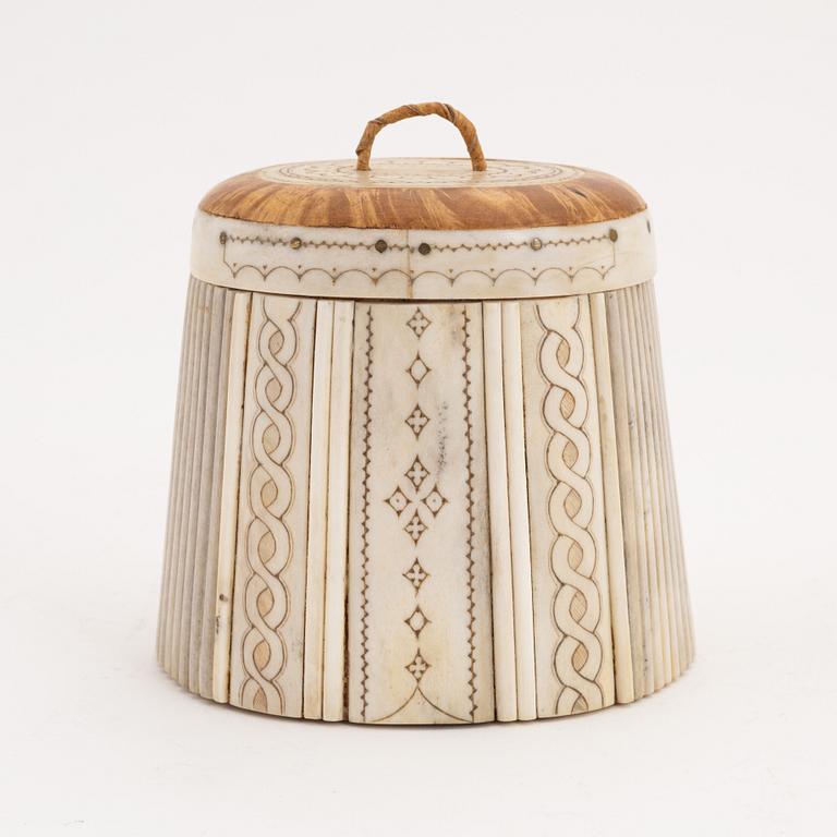 A birch and reindeer horn box by Thore Sunna, beore 1965, signed.