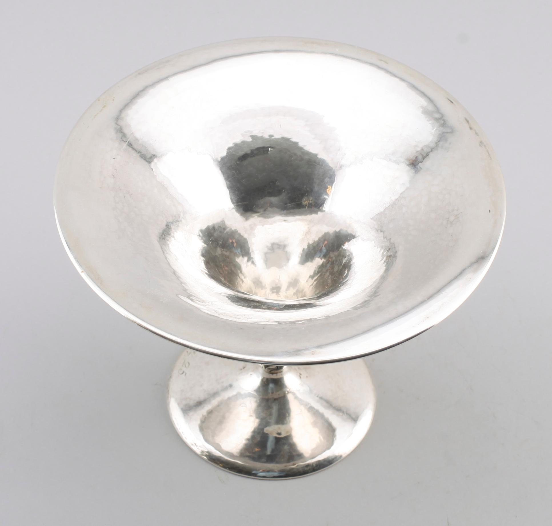 SKÅL PÅ FOT, silver, EM O Möller, Malmö 1925. Vikt ca 229 g.