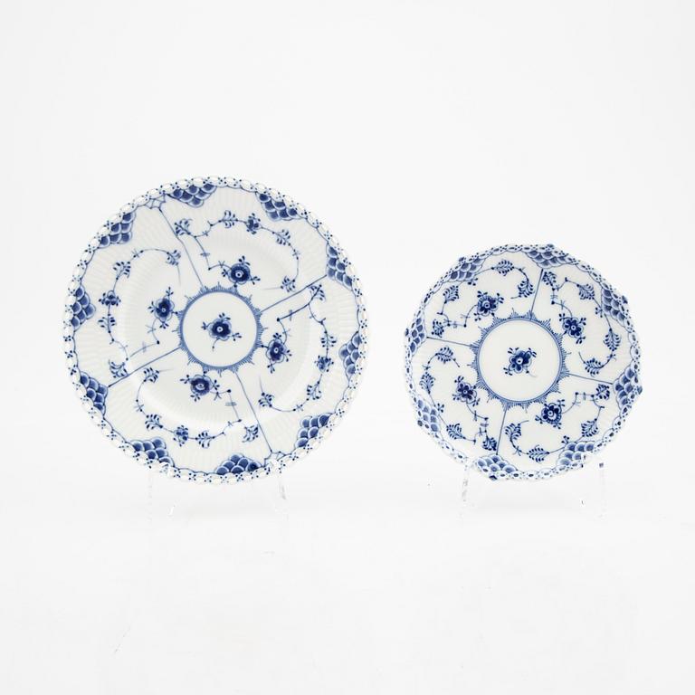 Service 26 pcs "Musselmalet" hel and halv blonde Royal Copenhagen Denmark porcelain.