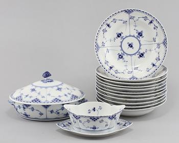 SERVISDELAR, 13 st, porslin, "Musselmalet", Royal Copenhagen, Danmark, 1900-tal.