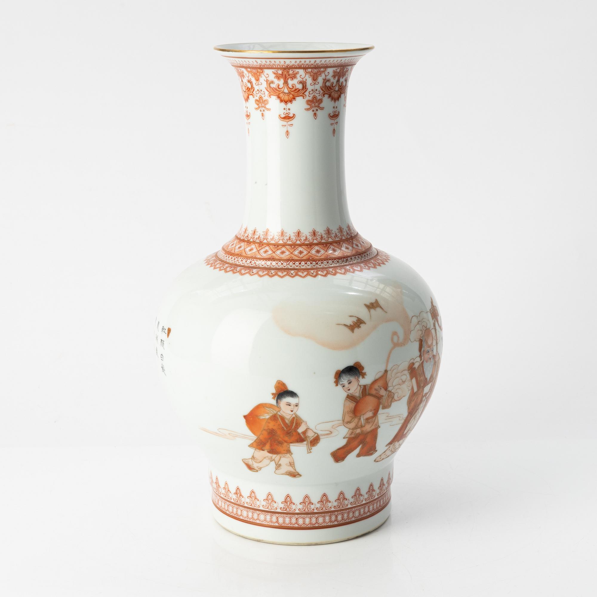 A porcelain vase, mid/second half of the 20th century.