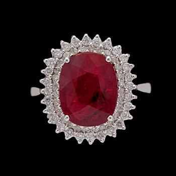 1087. RING, oval fasettslipad rubin, 4.56 ct, och briljantslipade diamanter, tot. 0.48 ct.