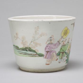 A Chinese famille rose pot, 20th century.