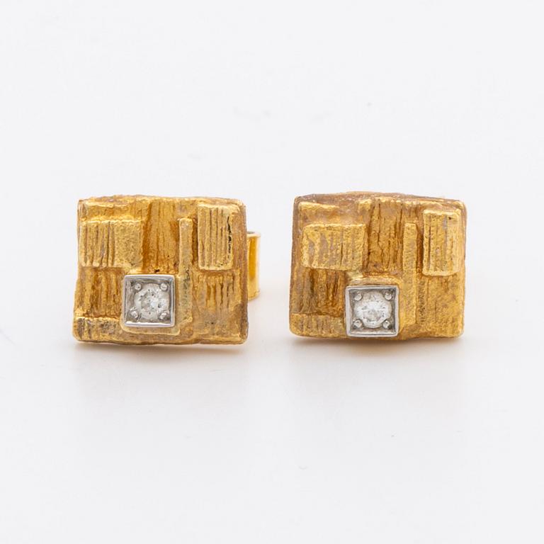 LAPPONIA 2 pair of earrings 18K gold and 2 brilliant-cut diamonds approx 0,06 ct in total.