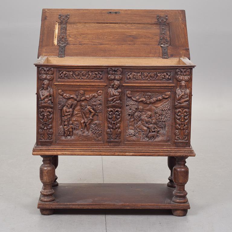 KISTA PÅ BENSTÄLLNING, barockstil. 1800/1900-tal.