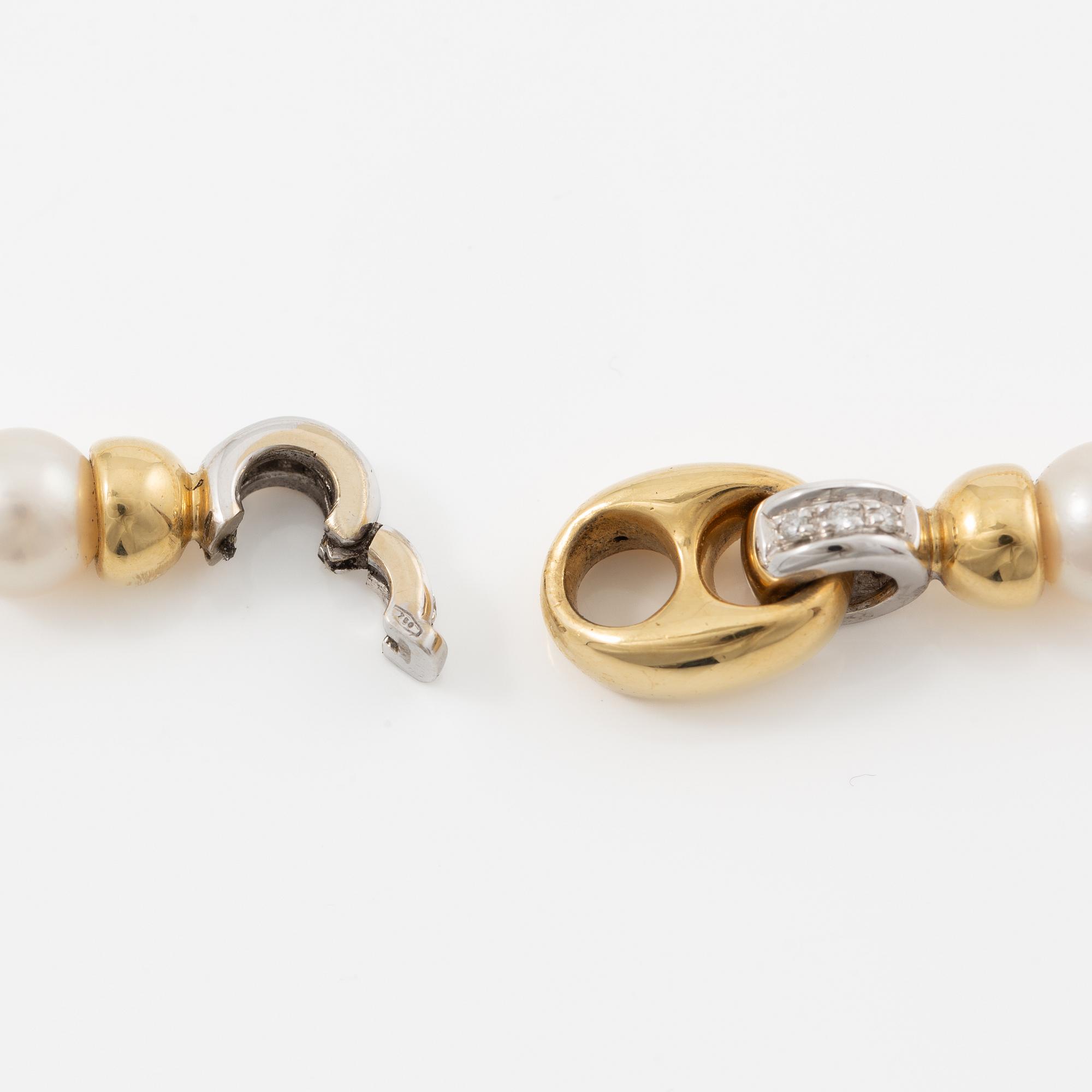 Necklace of cultured pearls, clasp 18K gold with round brilliant-cut diamonds.