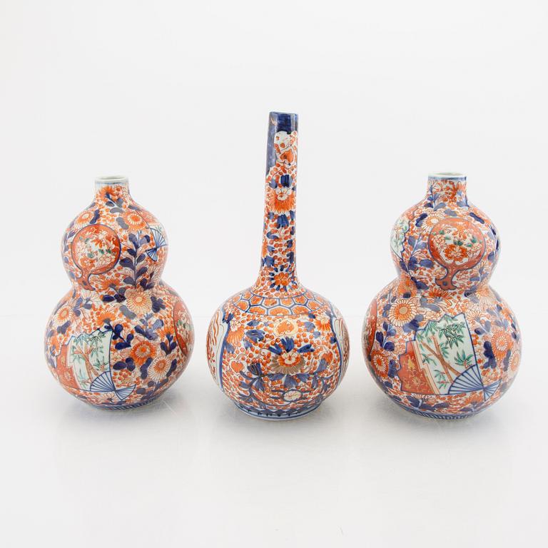 Vaser samt fat 6 dlr Japan Imari-dekor 1800-talets senare del porslin.