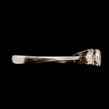 RING, 18 k vitguld, 3 briljantslipade diamanter tot 0.39 ct.