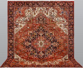 A Heriz/Gorovan carpet, ca 338 x 273 cm.