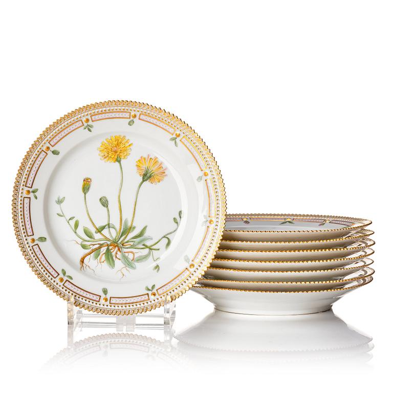 Tallrikar, åtta stycken, porslin. 'Flora Danica', Royal Copenhagen, Danmark, 1900-tal.