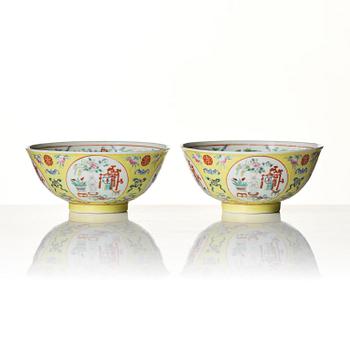 A pair of yellow sgrafitto ground 'antiques and bats' bowls, late Qing dynasty/Republic.