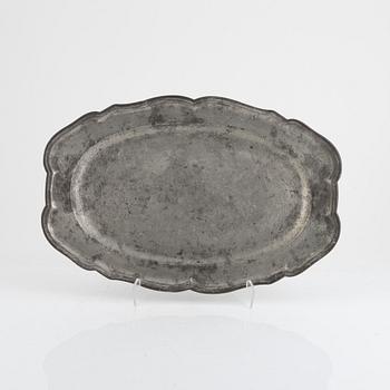 A pewter serving dish, 18th century.