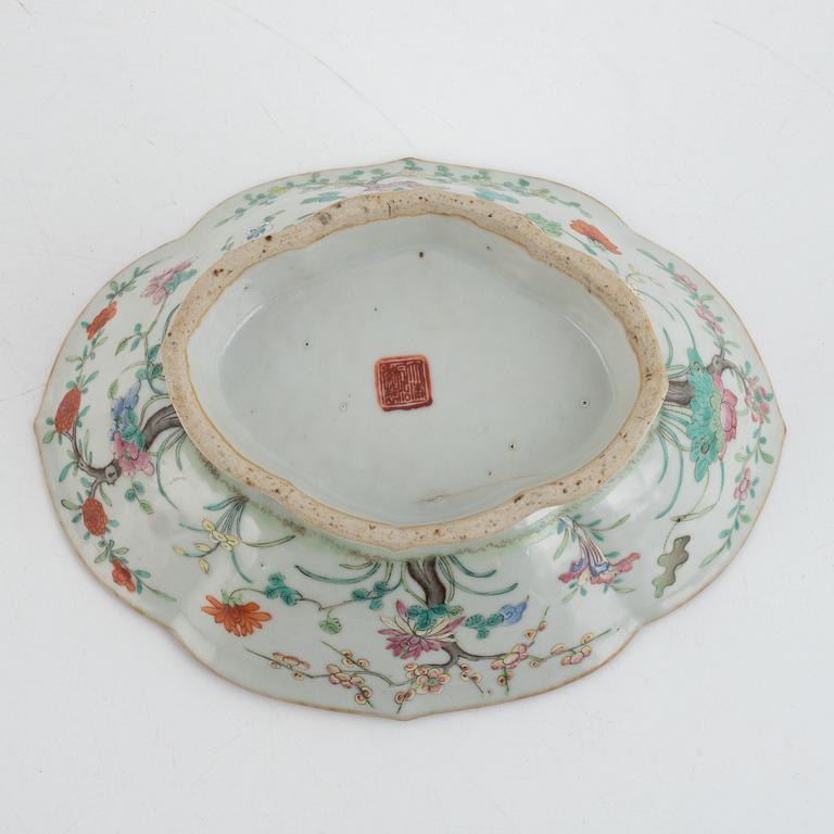 A Chinese porcelain bowl, late 19th Century.