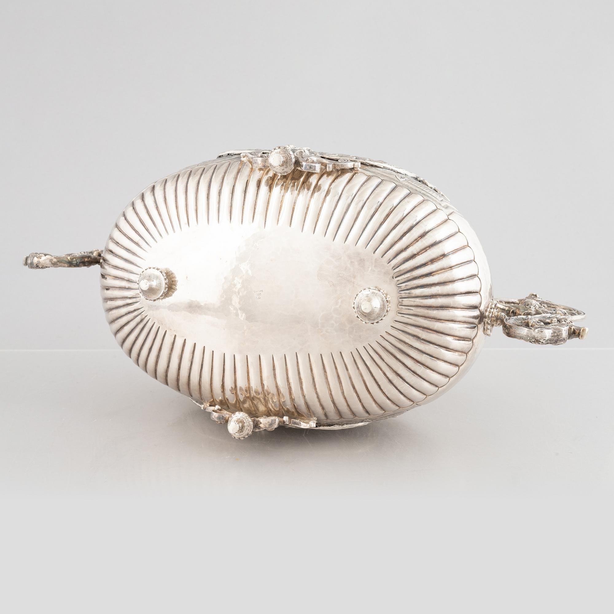 A silver jardinière, 20th century.