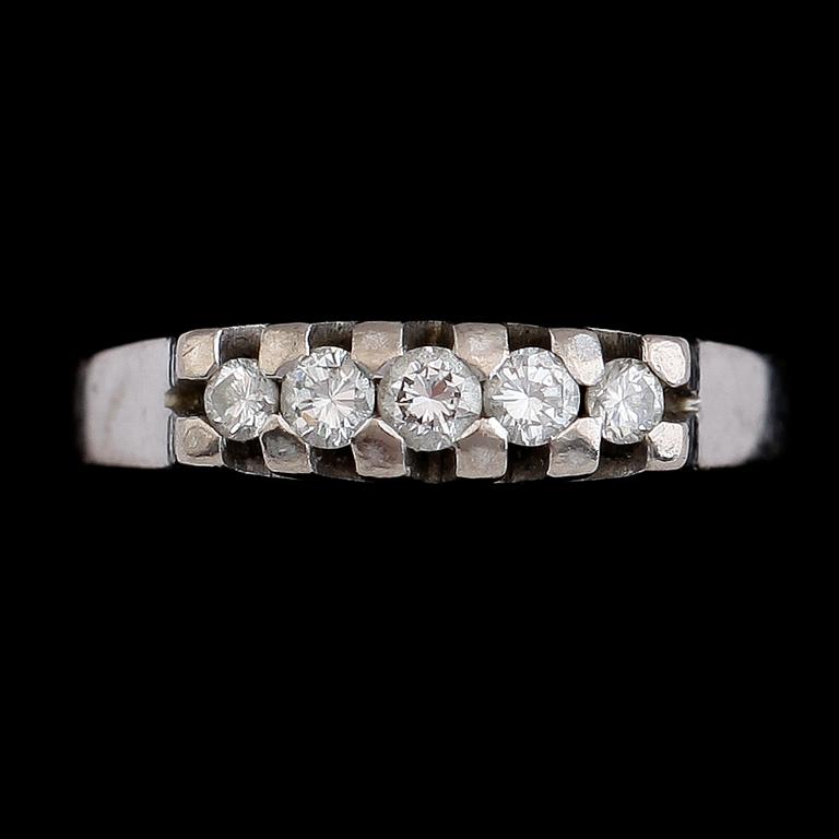 RING, 18 k vitguld, med 5 briljantslipade diamanter, 0.34 ct enligt gravyr. Total vikt ca 6 gram.