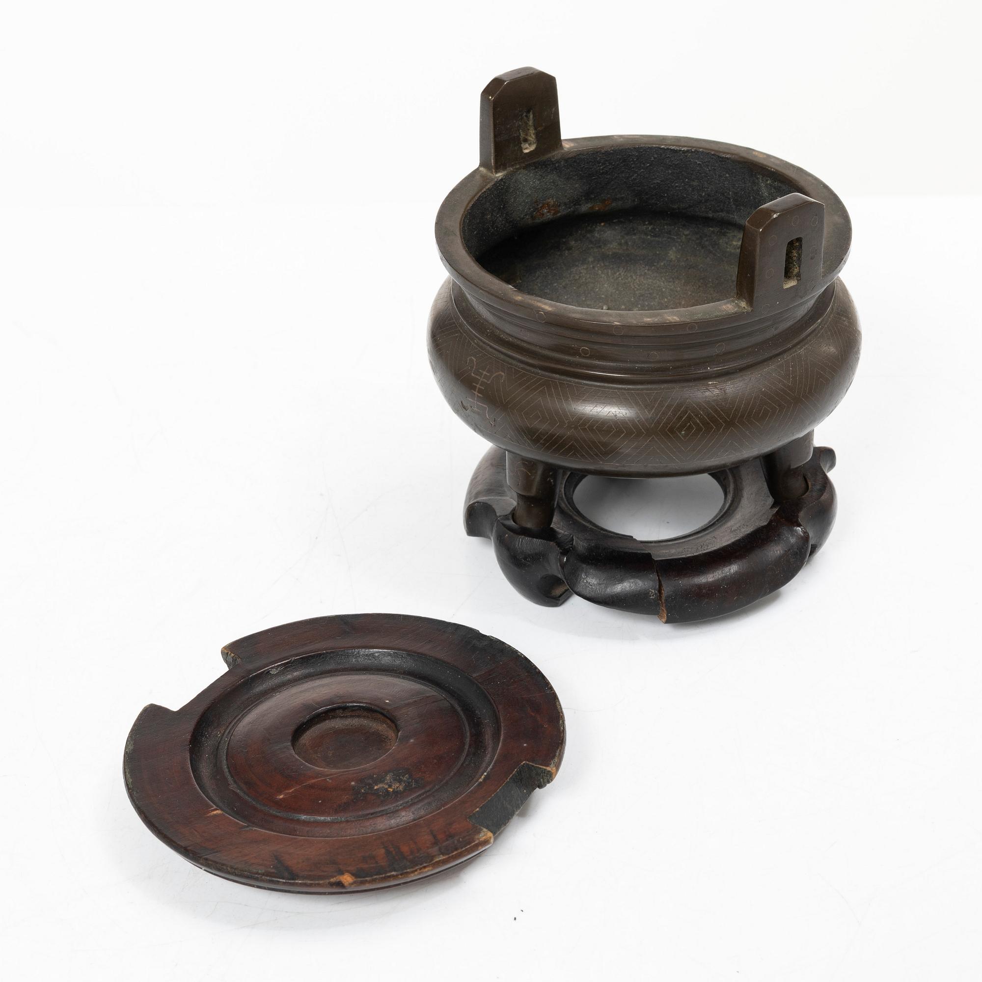 A tripod, Japan, early 20th century.