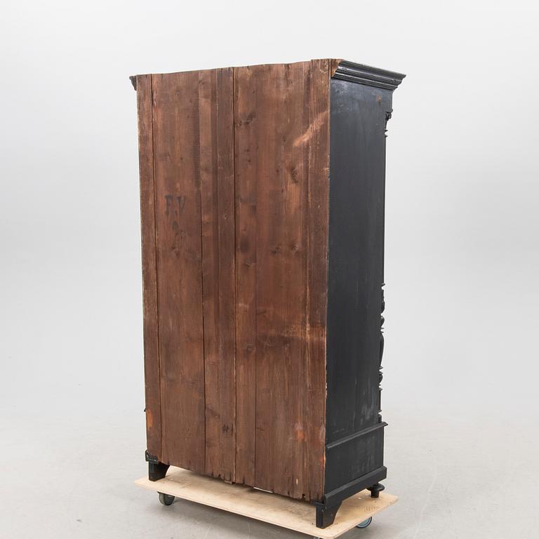 A painted Neo Renaissance display cabinet around 1900.