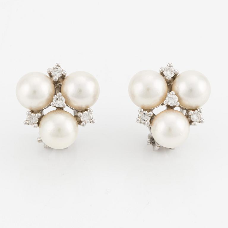 Ett par örhängen 18K vitguld med odlade pärlor och runda briljantslipade diamanter.