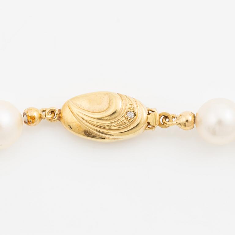 Pearl necklace, cultured pearls with a clasp in 18K gold and small diamonds.