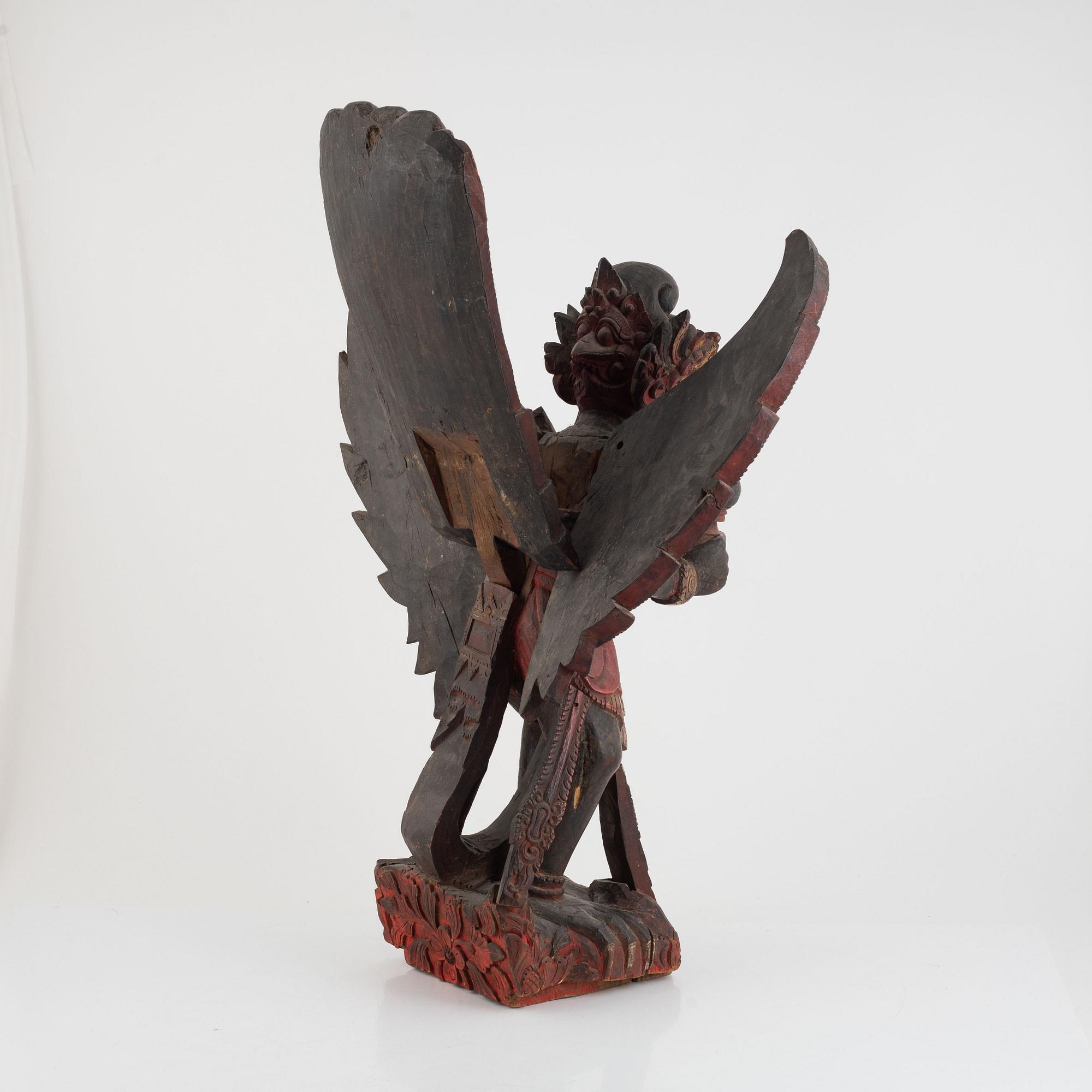 Skulptur föreställande Garuda, bemålat och förgyllt trä. Sydostasien, tidigt 1900-tal.