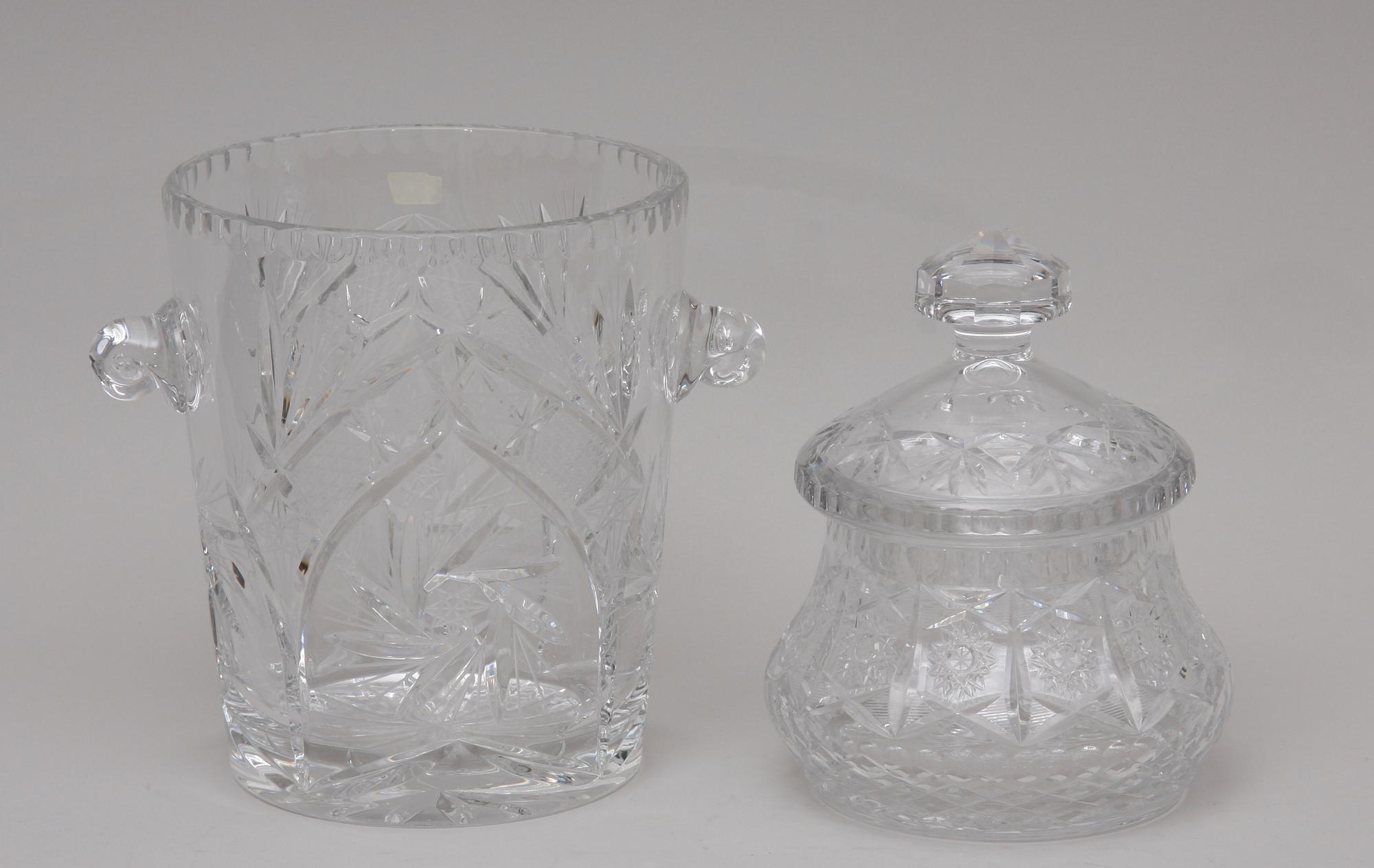 CHAMPAGNEKYLARE samt BONBONJÄR. kristall.