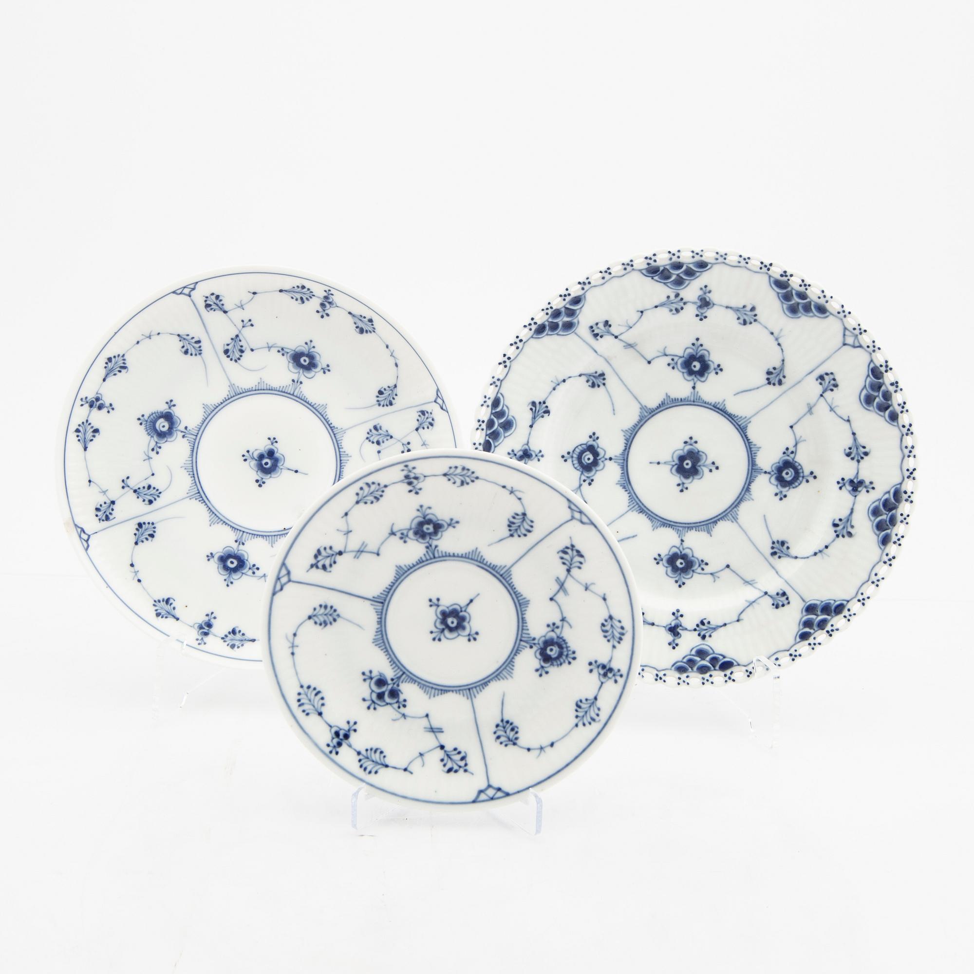 Service 52 dlr "Musselmalet" riflet, half and full lace Royal Copenhagen Denmark porcelain.