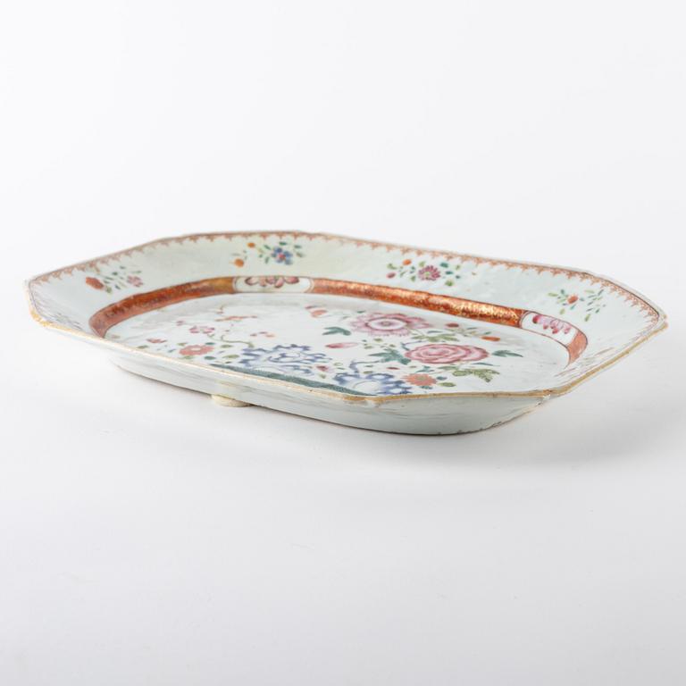 A chinese famille rose dish, Qingdynasti, Qianlong (1736-1795).