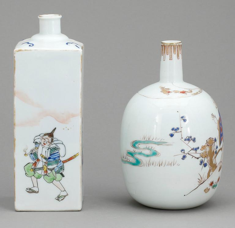 VASER, 2 st. Porslin, Japan. 1900-tal.