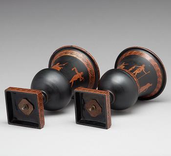 URNOR, två stycken, snarlika, glas. Senempire, 1800-talets andra hälft.