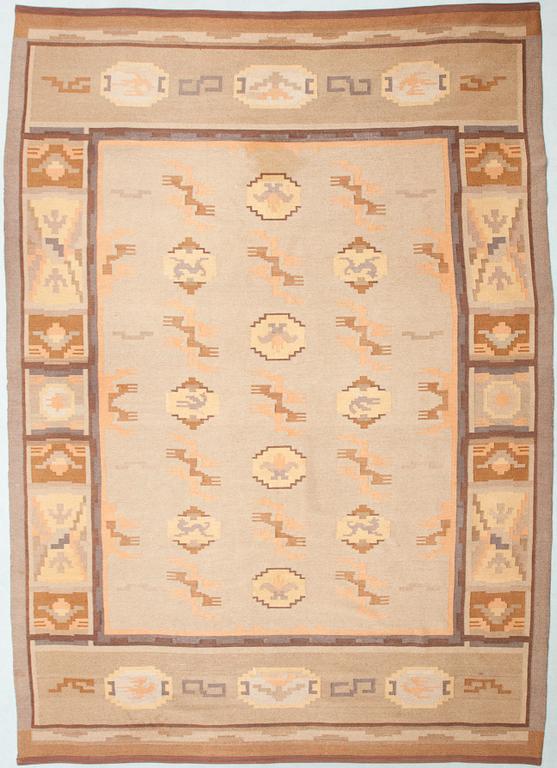 A Finnish flat weave carpet. Circa 405x285 cm.