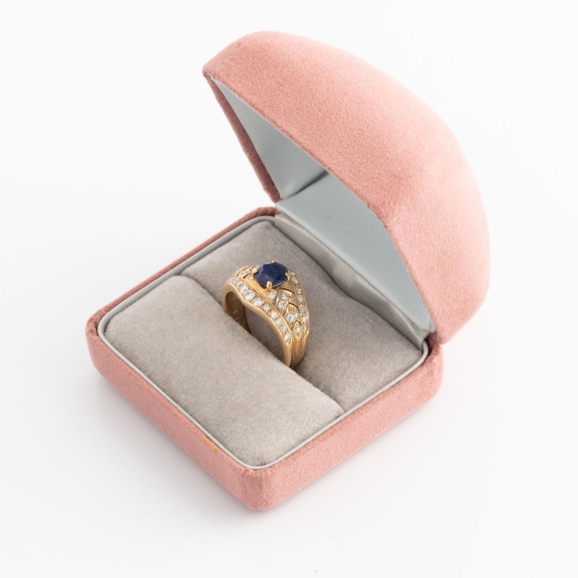 Ring with sapphire and brilliant-cut diamonds.
