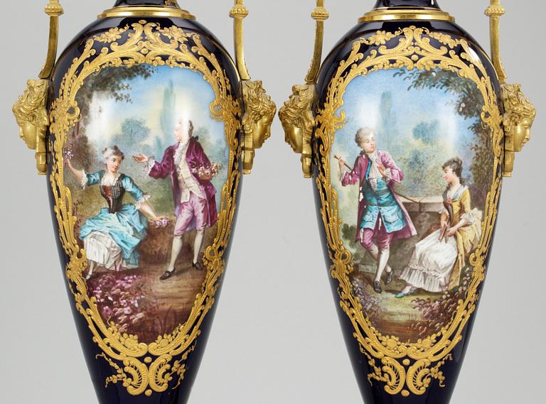 BORDSLAMPOR, ett par, porslin o förg brons. Sèvres-liknande märke. Louis XVI-stil. Målarsign. H.Bituvin.