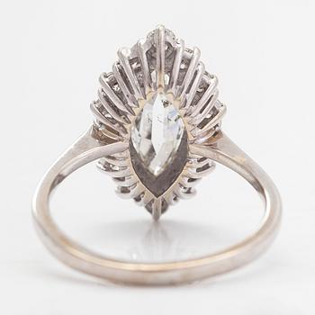 An 18K white gold ring with a central marquise-cut diamond ca. 1.40 ct and  brilliant-cut diamonds ca. 0.70 ct in total.
