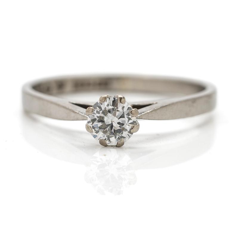Solitaire ring in 18K white gold with one diamond.