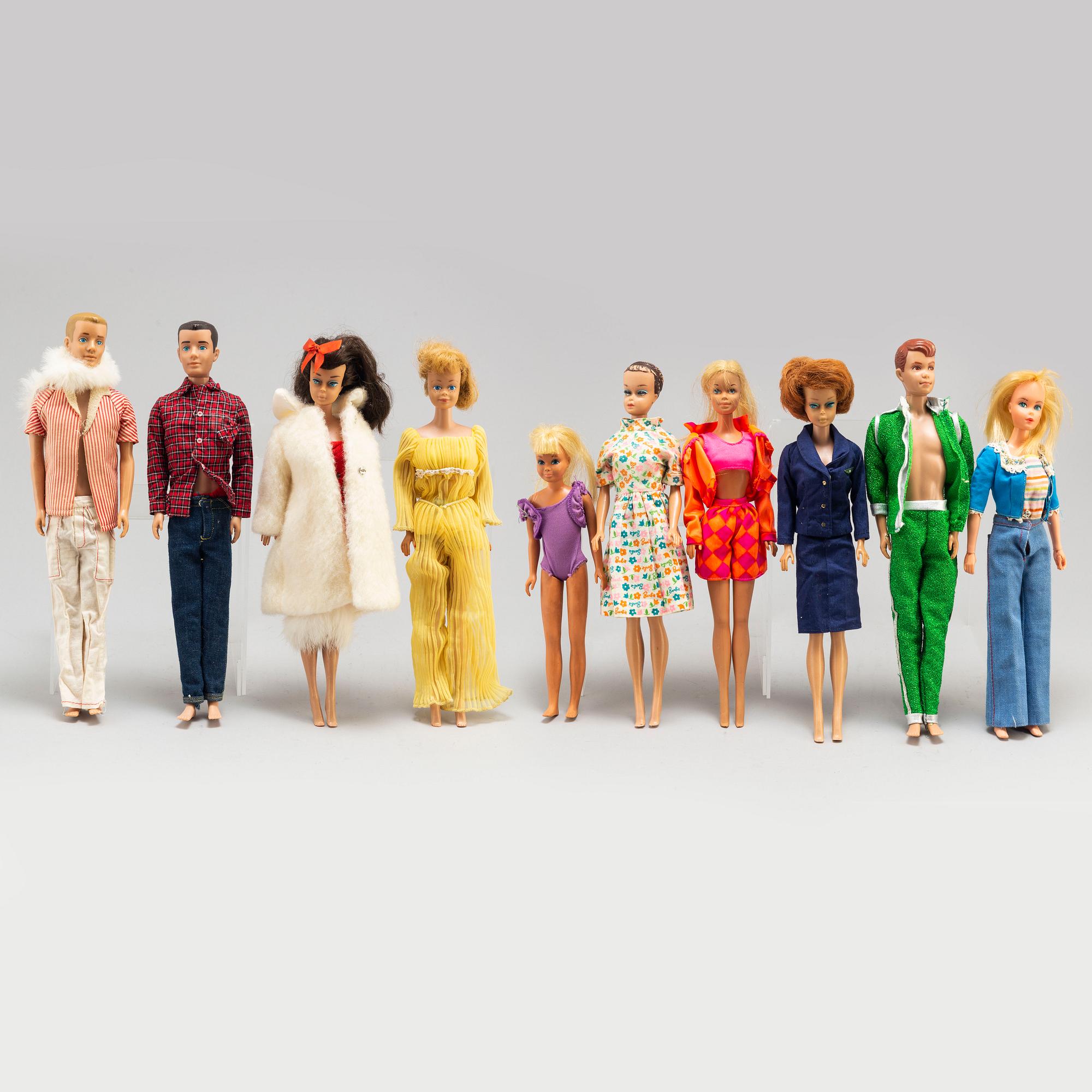 a set of 11 Barbiedolls and a collectors book ("Barbie her life & times" by Billyboy, 1987), Mattel 1960's-70's.