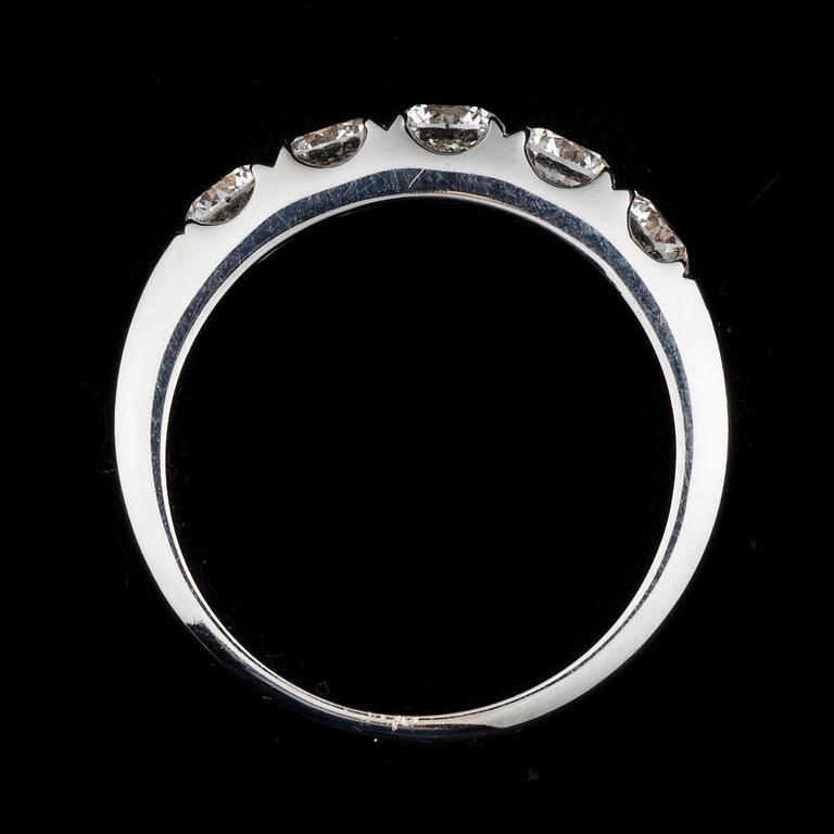 ALLIANSRING, 14K vitguld, 5 briljantslipade diamanter tot. 1,10 ct. Vikt 5,2 g. Intyg.