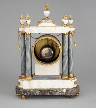 BORDSPENDYL. Frankrike, 1700-talets slut. Louis XVI.