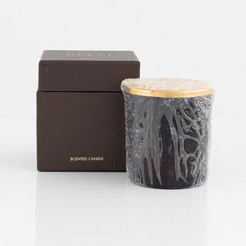 Gucci, a scented candle.