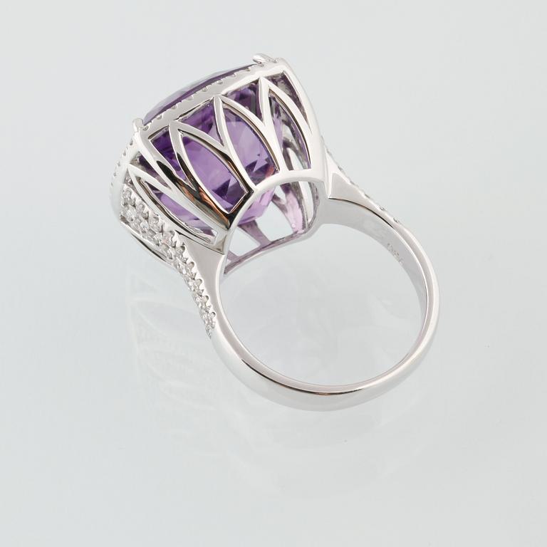 RING, 18K vitguld med briljantslipade diamanter 0.91 ct samt kuddslipad ametist, 18.88 ct. Vikt 12,7 gram.