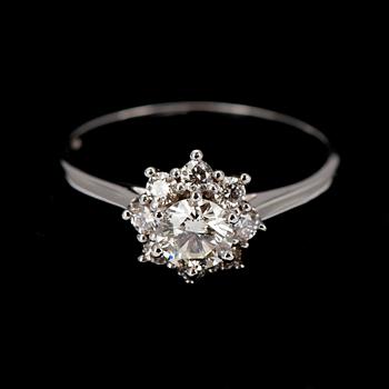 RING, vitguld 18K, briljantslipade diamanter, mittsten 0,46 ct, sidostenar tot. 0,29 ct. Intyg 212.